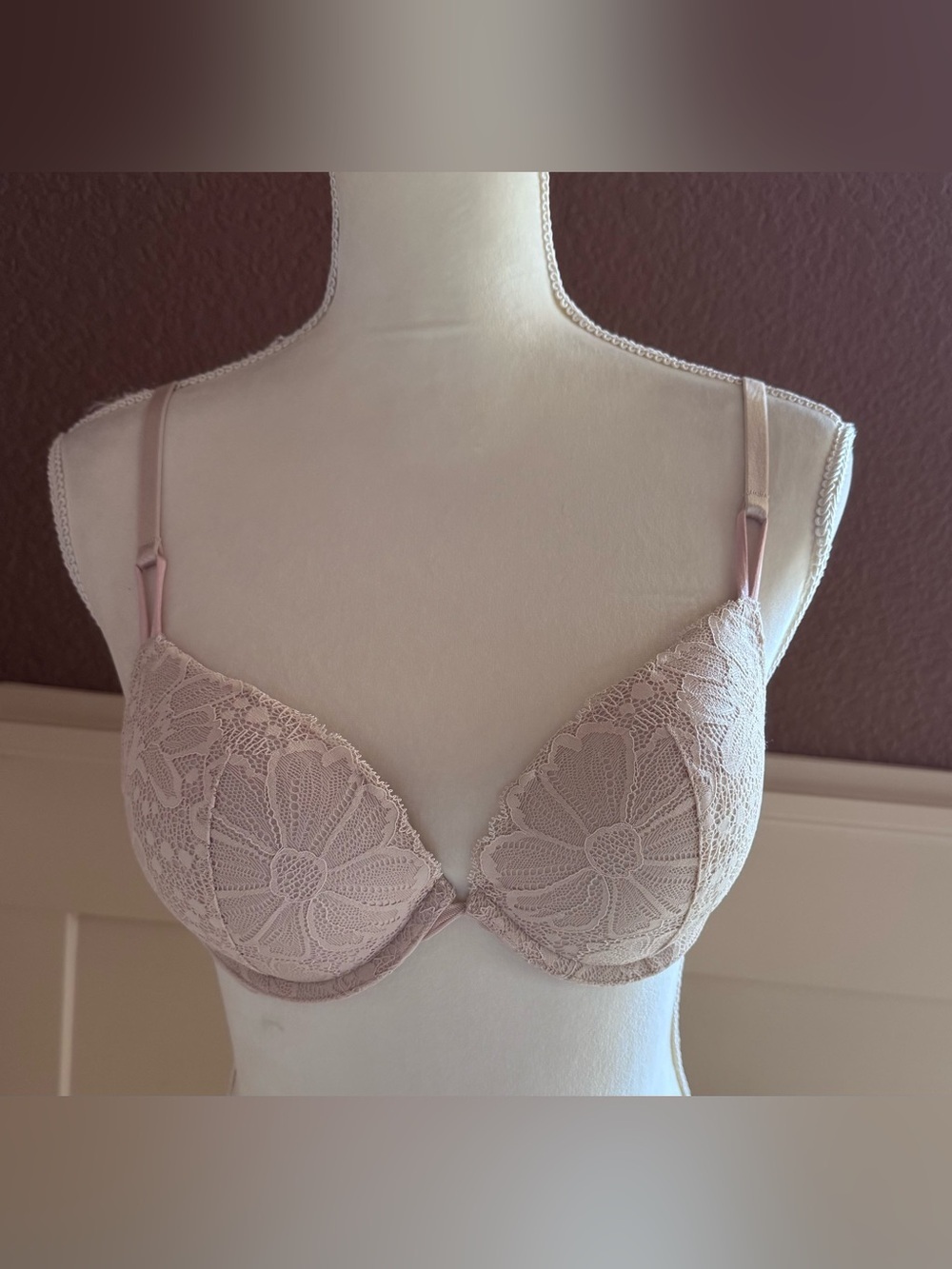Victorias Secret Push Up Lace Bra
Size 34 C”